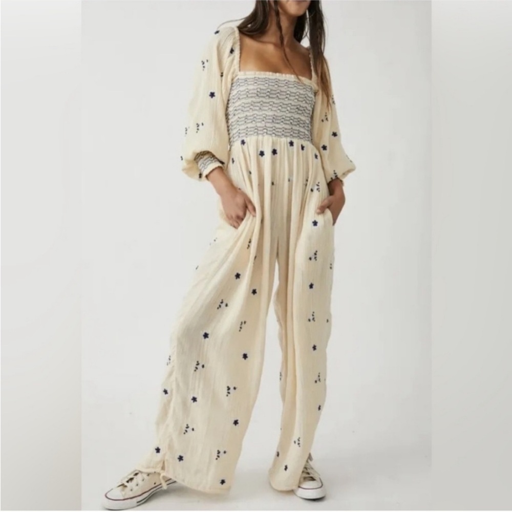 NWT Free People White Blue Dahlia
Smocked Wide Leg Jumpsuit Wmns S- Boho
Cottage